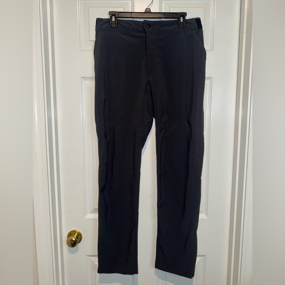 The North Face Men's Charcoal Gray Nylon Pants. Size 34
